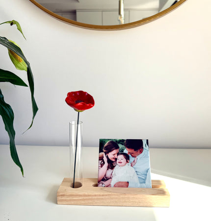 azulejo personalizado com fotografia em suporte decorativo de madeira com tubo de vidro e flor vermelha