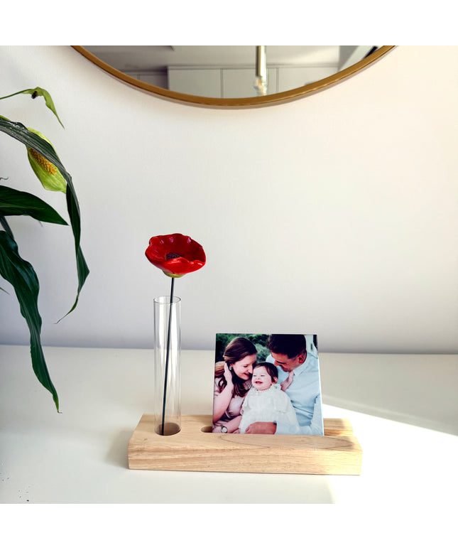 azulejo personalizado com fotografia em suporte decorativo de madeira com tubo de vidro e flor vermelha