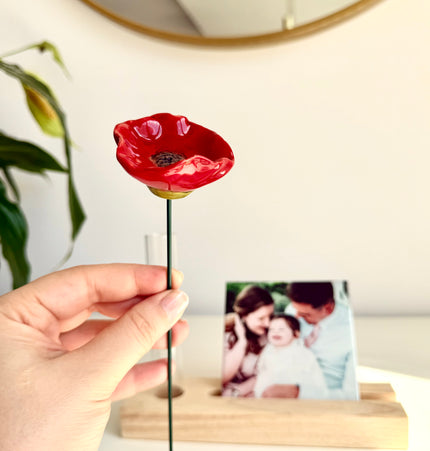 azulejo personalizado com fotografia de casal em suporte decorativo de madeira com vaso de vidro