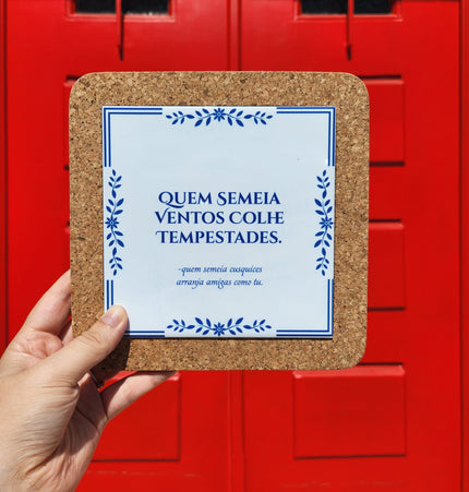 Azulejo com frase engraçada e estilo tradicional