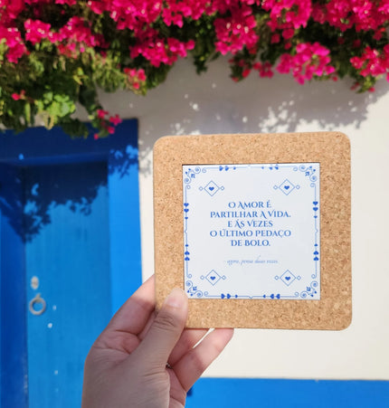Azulejo tradicional reinterpretado com humor moderno