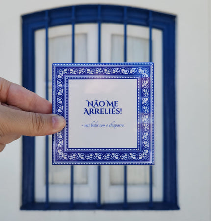 Azulejo português com design clássico e frase moderna
