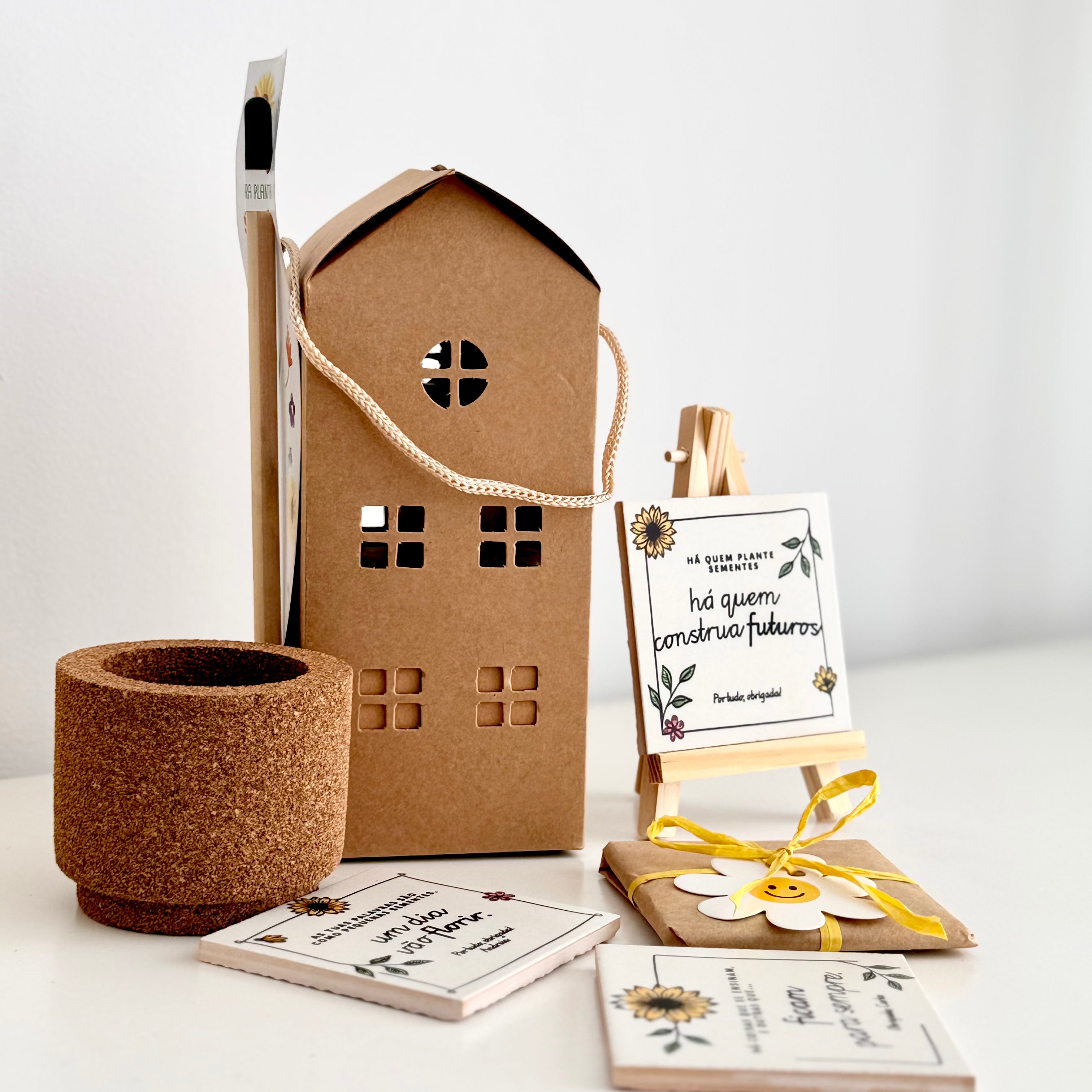 Embalagem kraft em forma de casa para presente